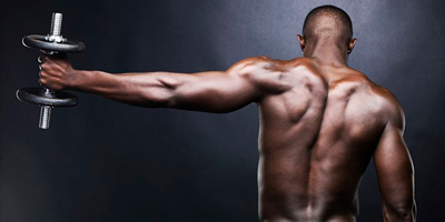 entrenamiento-con-mancuernas-vitalmente-magazine-hombre