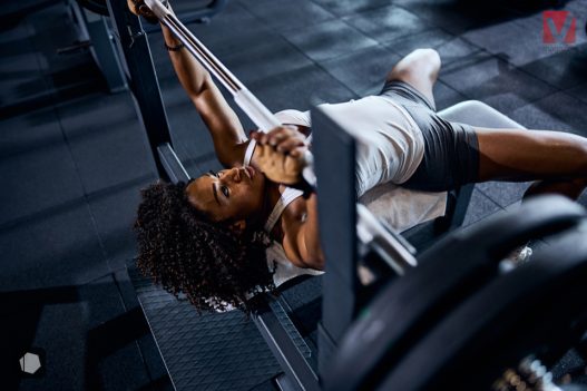 ejercicios-de-empuje-Bench-Press-vitalmente-magazine-web